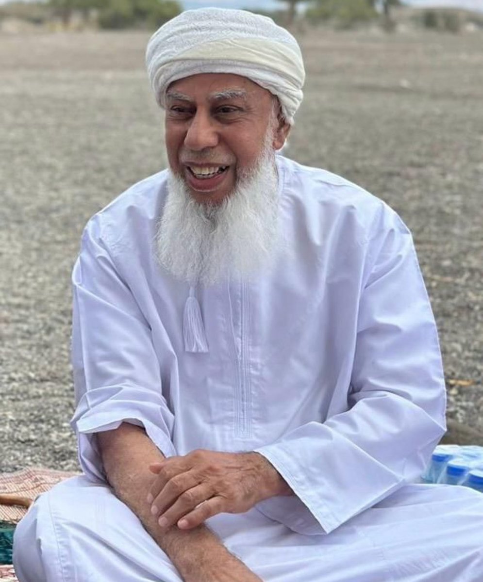mudhafarmedia's tweet photo. بقلوب مؤمنة بقضاء الله وقدره وببالغ الحزن والأسى تلقّينا اليوم نبأ وفاة الشيخ محمد بن سعيد الحارثي الرجل الذي عرف بتواضعه وصدق تعامله وحبه للخير وخدمة الناس كان رحمه الله حاضراً بابتسامته الدائمة قريبا من الجميع بسيرته الطيبة وأخلاقه الرفيعة وبرحيله يترجل رجل ترك أثره الصادق في كل من عرفه أثراً لا تصنعه المناصب بل تصنعه الأخلاق سيبقى ذكره حاضراً بما زرعه من محبة واحترام في القلوب ونسأل الله أن يتغمده بواسع رحمته ويجعل طيب سيرته نوراً له في قبره .