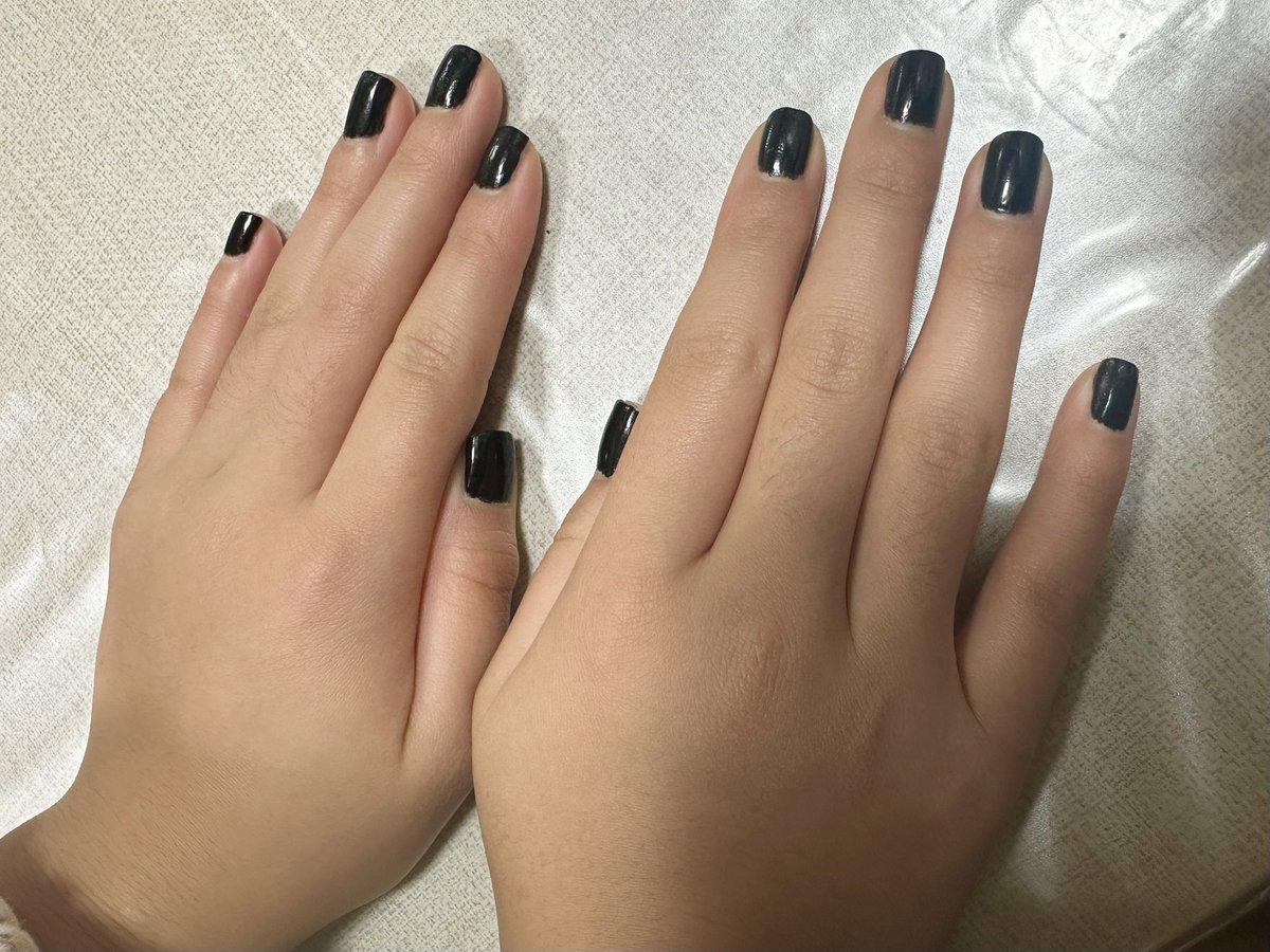 長期休みに入ったので 次女さんに、お気に入りの 黒ネイルを