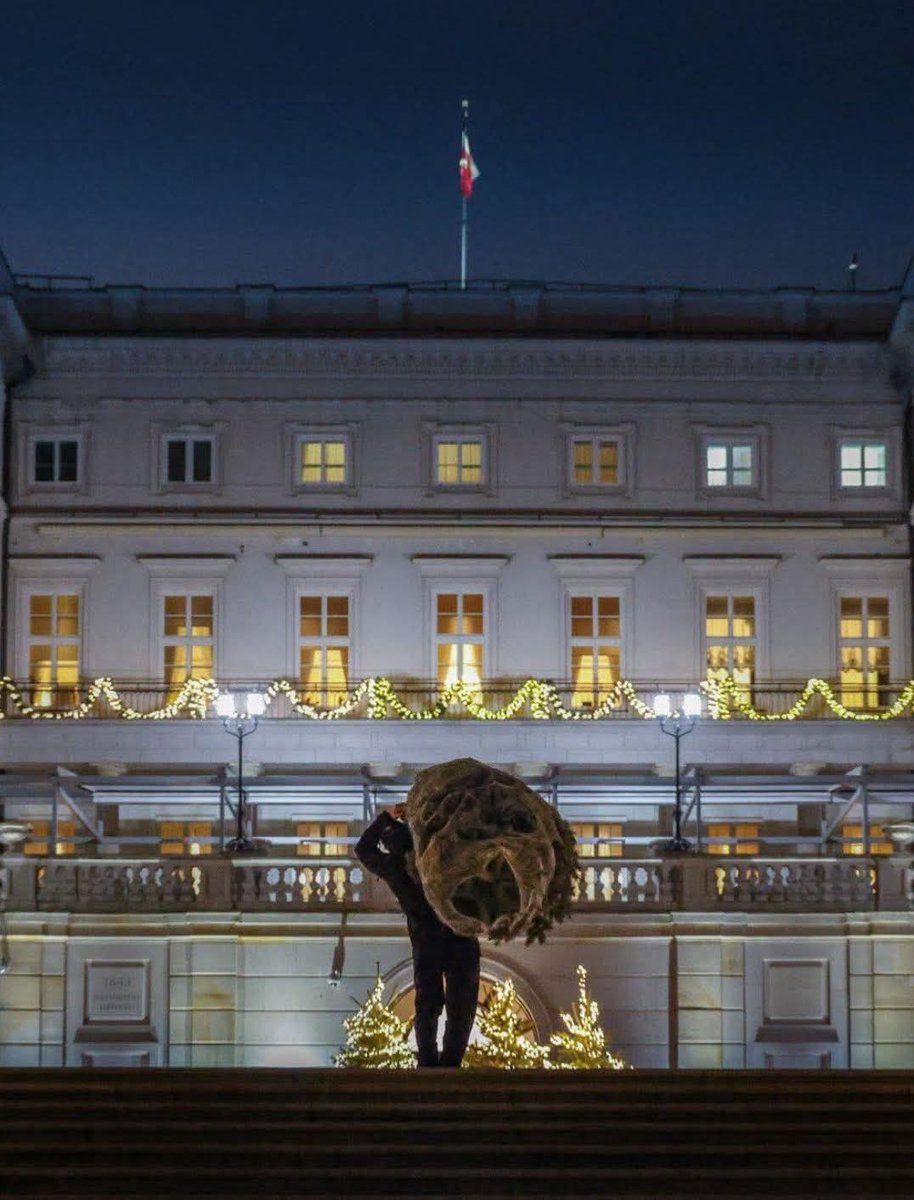 Zdjęcie roku. Prezydent wnosi choinkę do domu 🌲🇵🇱✌️
M. G.
