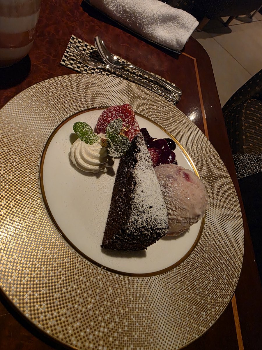 Juns_Room's tweet photo. めりいくりちゅまちゅ🎄
お肉お替り、飛騨牛、豊後牛、神戸牛🥩
肝心な🍷写すの忘れた💦
ラ・ターシュで脳汁でやした🙏

#シャトーブリアン
#クリスマスメニュー
#latache
#至福の時 https://t.co/xtKvclyPfj