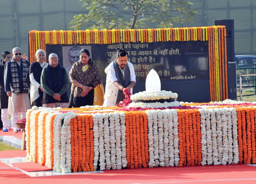 NitinNabin's tweet photo. माँ भारती की सेवा में अपना जीवन समर्पित करने वाले, हमारे पथप्रदर्शक, पूर्व प्रधानमंत्री, ‘भारत रत्न’ श्रद्धेय अटल बिहारी वाजपेयी जी की जयंती पर उनके स्मृति स्थल ‘सदैव अटल’ पहुँचकर उन्हें श्रद्धासुमन अर्पित किया। 

विकसित भारत के संकल्प को साकार करने में उनका मार्गदर्शन हमें निरंतर प्रेरणा देता रहेगा।