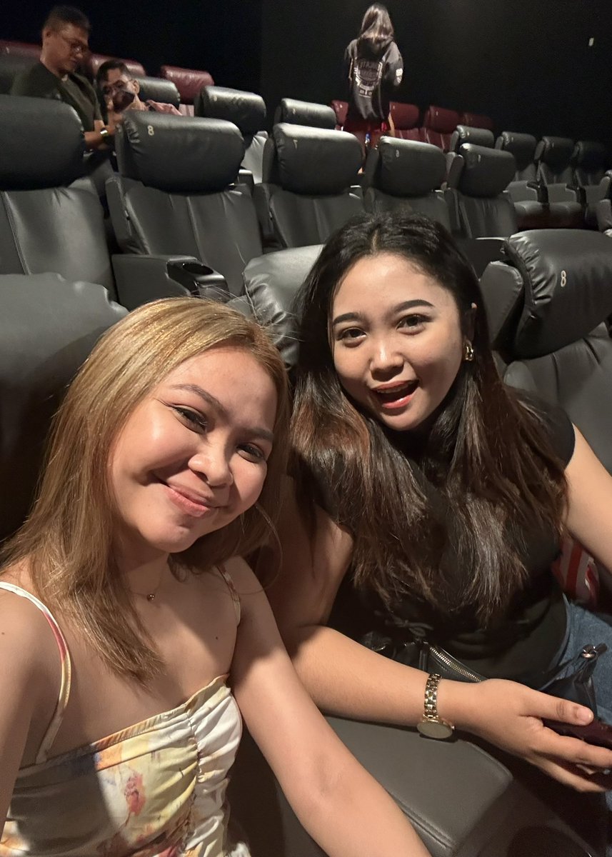 cmlydb's tweet photo. MANONOOD SANA MAG-ISA, BUTI NALANG YUNG KATABI KO #TEAMLAVAN HAHAHA EDI MAY KASABAYAN KILIGIN 🩷💛

NICE TO MEET YOU ELI :) 

LYSBig LAVAN OF DUSTBIA https://t.co/q7elWmL2MK
