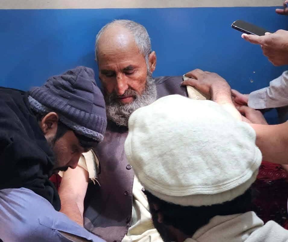 Al_Waziiri's tweet photo. ملک امین الدین موسکی بھی شدید زخمی ہوئے
فی الحال طبي امداد گاؤں میں ہی شروع ھے
دوسری طرف ہیلی کاپٹر بھی پہنچ گئے
#SaveMirAli https://t.co/Pgz3sENYl6