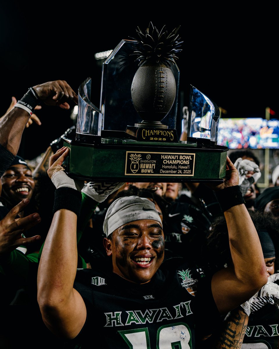 HawaiiFootball's tweet photo. Trophy hunting SZN 🏆

#BRADDAHHOOD x #GoBows https://t.co/vKwFFOvf5s