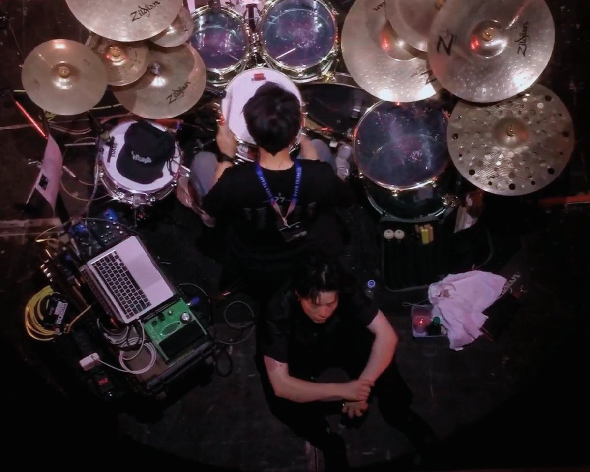 ChaHun12's tweet image. ตอนที่อายุตีกลองเพลงอาจเพราะแทนฟอลอแล้วภาพนี้ขึ้นจอซึมกันทั้งคอน
รักนะครับฟิลิปส์ 🌻♡
#COCKTAIL77EVERTOUR