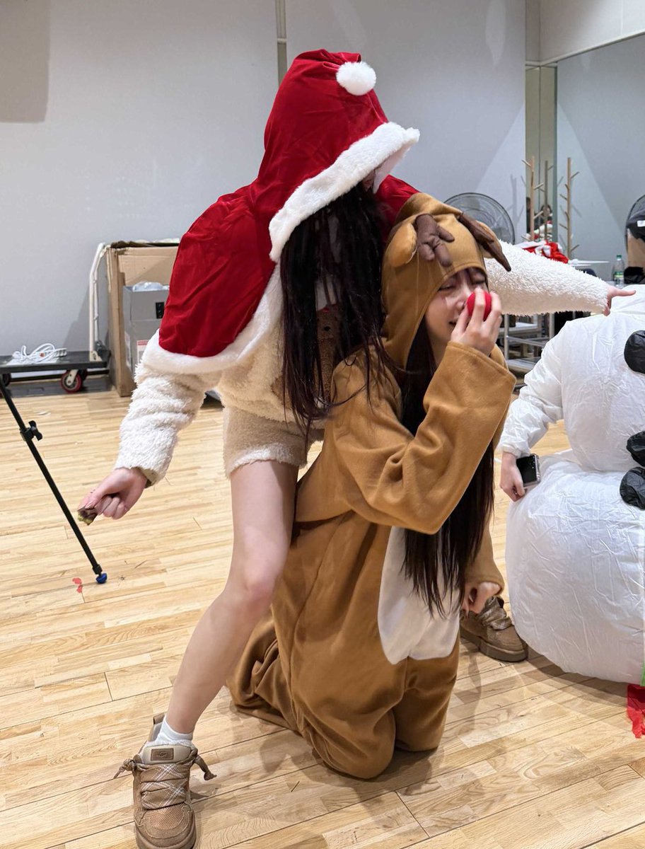 사실 무리하고 있는건 루돌프가 아니라 산타헌니였어