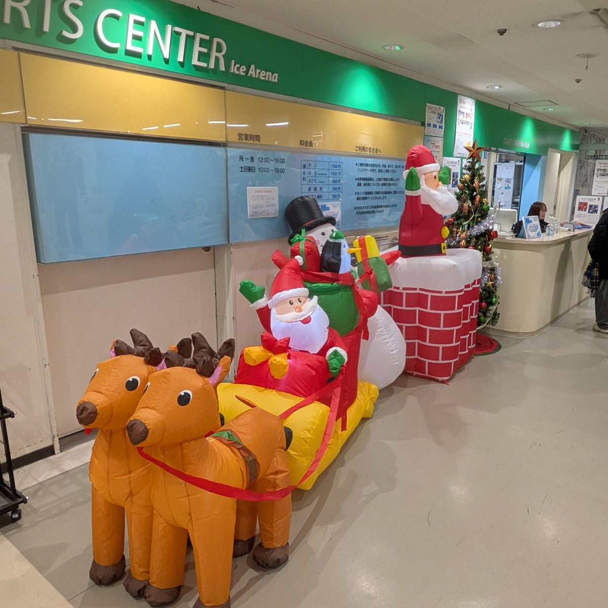 TabiAsia's tweet photo. サンタがリンクにやってきた https://t.co/8OBS38OmMx