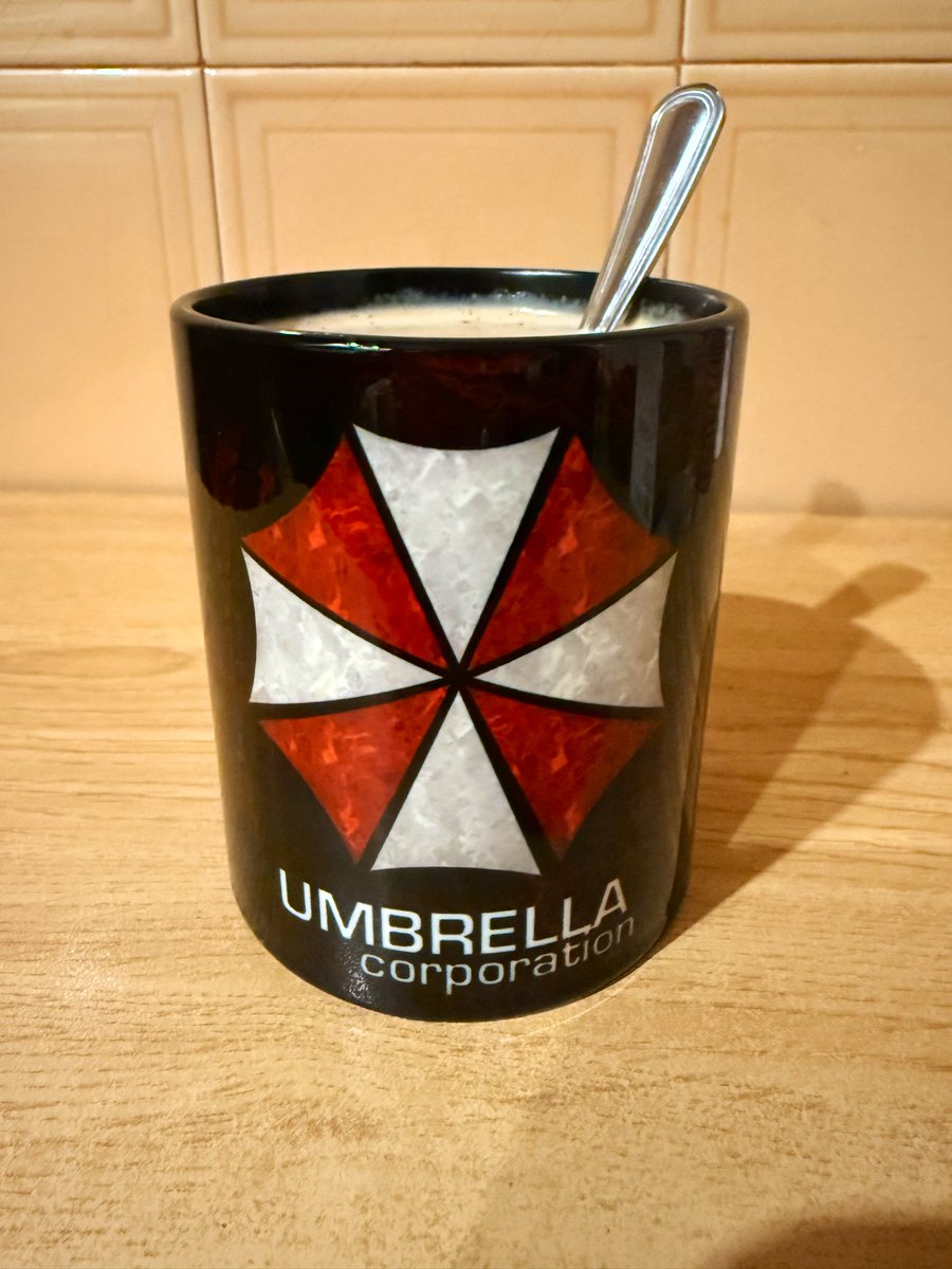 Estrenando mi tacita que me ha traído Papá Noel 🎁!!!! Me encantaaaaaaaa 😍😍😍 que ya me ha despertado mi hija a abrir sus regalos 🤣🤣🤣.