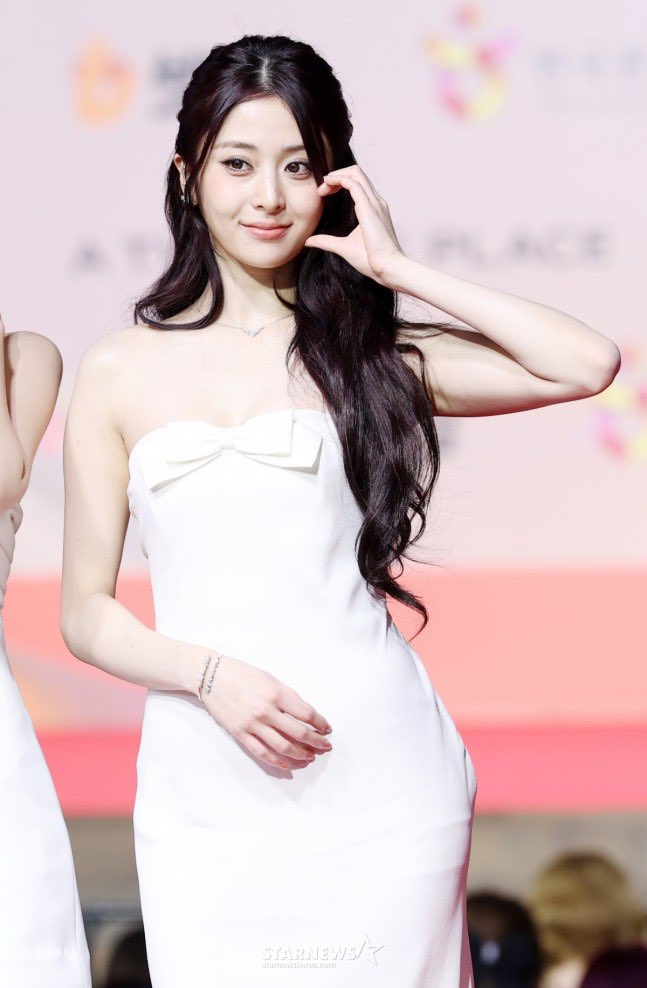 【新品未開封】i-dle ミヨン popup ポップアップ ハーフジップ PHOTO] 251225 LE SSERAFIM at the 2025 SBS Gayo Daejeon Red Carpet