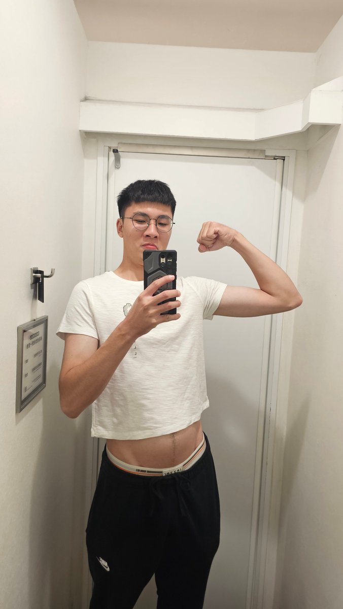 ddyy_188's tweet photo. 未來帳號會用來記錄_自己健身
色色會放在of 跟 fo 
-
uniqlo 試穿看看L 沒想到 ...
蠻適合的 💪🏻 

#試穿 https://t.co/rQNQtFre12