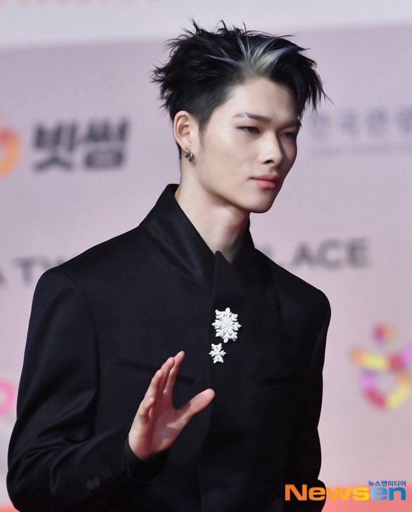 nikjlp's tweet image. face card never declines but this hair??