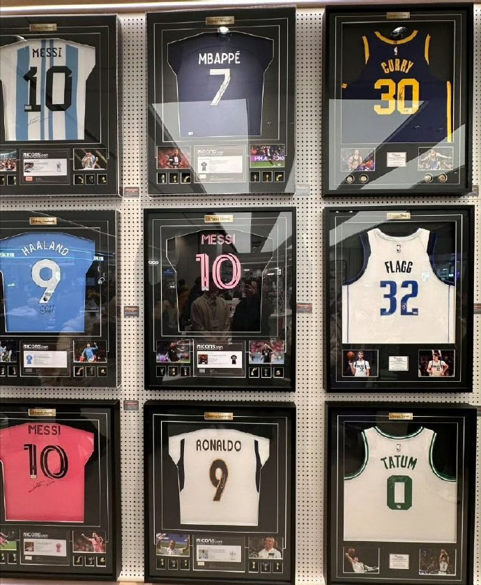shanghaidaily's tweet image. Chinese supermarket chain #PangDonglai opens store in Xinxiang, #Henan Province, with signed sports jerseys, including a #Jordan jersey priced at 138K yuan (around US$19,700).​ Other jerseys signed by #Messi, #Mbappé, and #Curry are also on display.