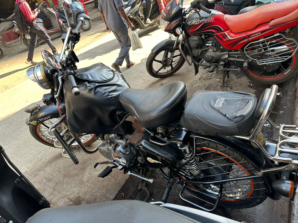 nchandan's tweet photo. @CPMumbaiPolice @VPRoadPS @BJP4Mumbai Battery stolen from my Royal Enfield Classic 500 (MH01 BH 2699) on 25-12-2025 between 1am–7am near 8th Khetwadi Back Road, Mumbai. Complaint lodged with VP Road Police Station. Photos attached. Requesting action. https://t.co/7TcpRF6kDg
