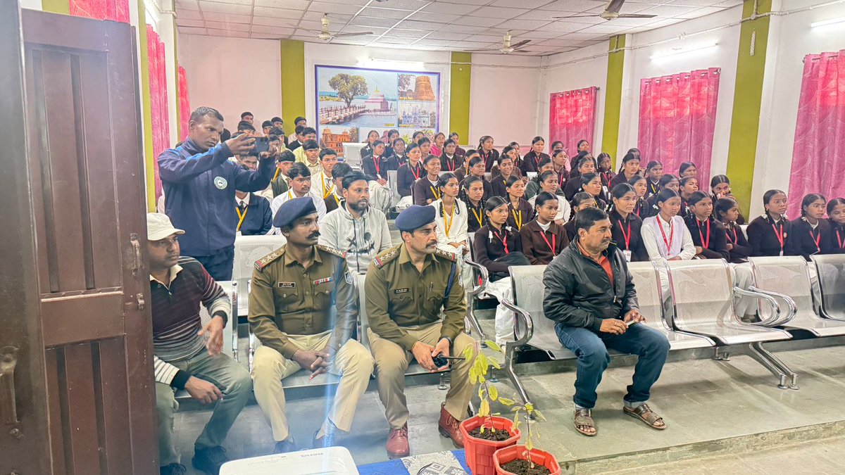SP_Mandla's tweet photo. मंडला जिला पुलिस द्वारा “सृजन कार्यक्रम” का शुभारंभ —
किशोर–किशोरियों के आत्मविश्वास, आत्मरक्षा, कानूनी जागरूकता व जीवन कौशल विकास हेतु 18 दिवसीय प्रशिक्षण शुरू।
सुरक्षित व सशक्त युवा समाज निर्माण की दिशा में महत्वपूर्ण कदम।
#MadhyaPradeshPolice #MPDGP #CMMP #MandlaPolice #Youth https://t.co/V2JpdgUr7E