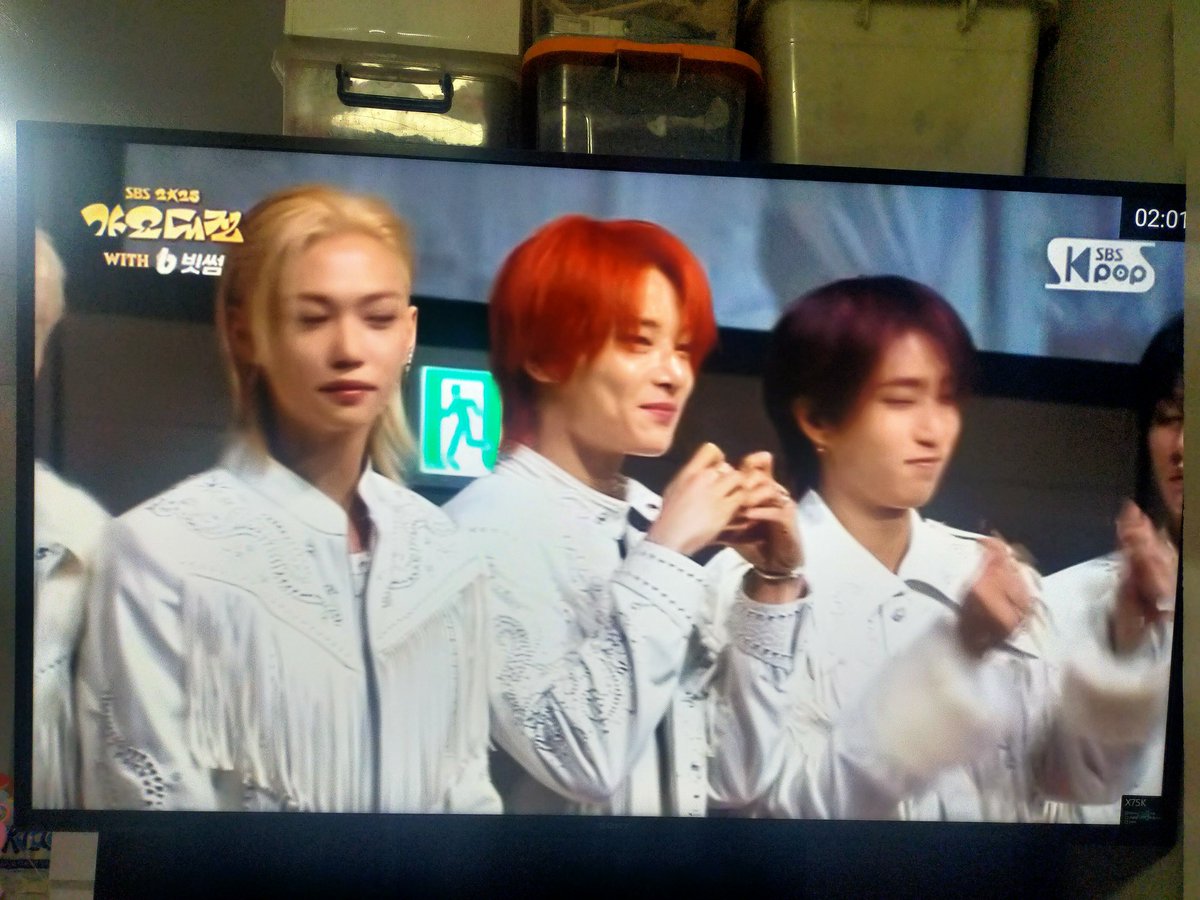 kdhzgf_'s tweet photo. PURPLE HAN, BRUNETTE HYUNJIN, GINGER JEONGIN AND SHORT BLONDE CHAN????!!! https://t.co/3f9AdzYz1X