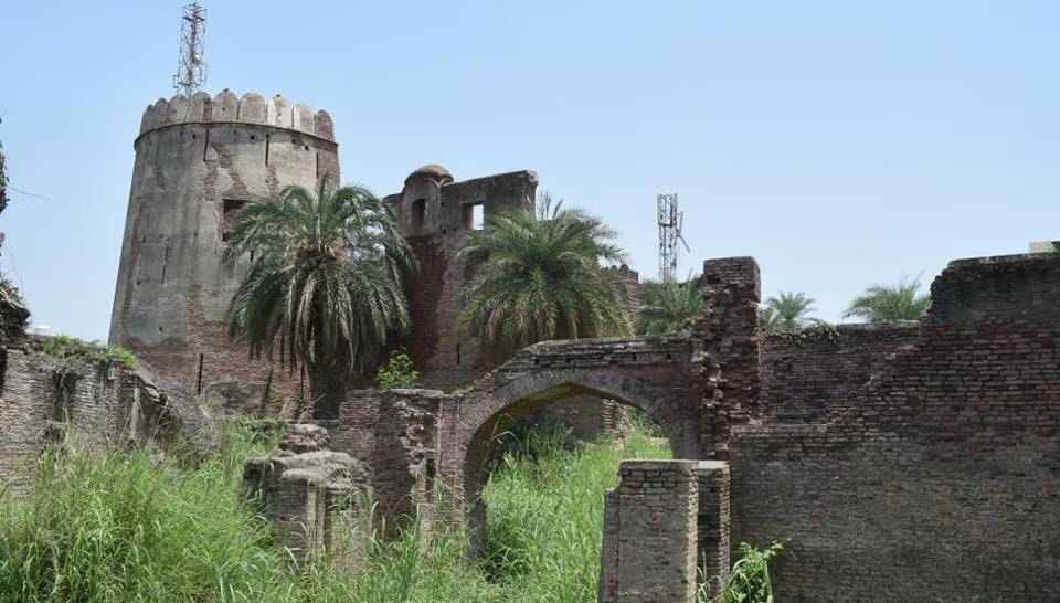 harnoor95's tweet photo. 🚨🚨 From Nawab Kapur Singh’s killa to a tiny encroached patch !

Manauli Fort (in Mohali) is near to extinction, while the government and the Archaeological Survey of India continue to ignore. 

@BhagwantMann @ArvindKejriwal @archeohistories @ASIGoI @kbssidhu1961 @samitakaur74 @bhavjitsingh_ @Arun2981 @narendramodi @gssjodhpur