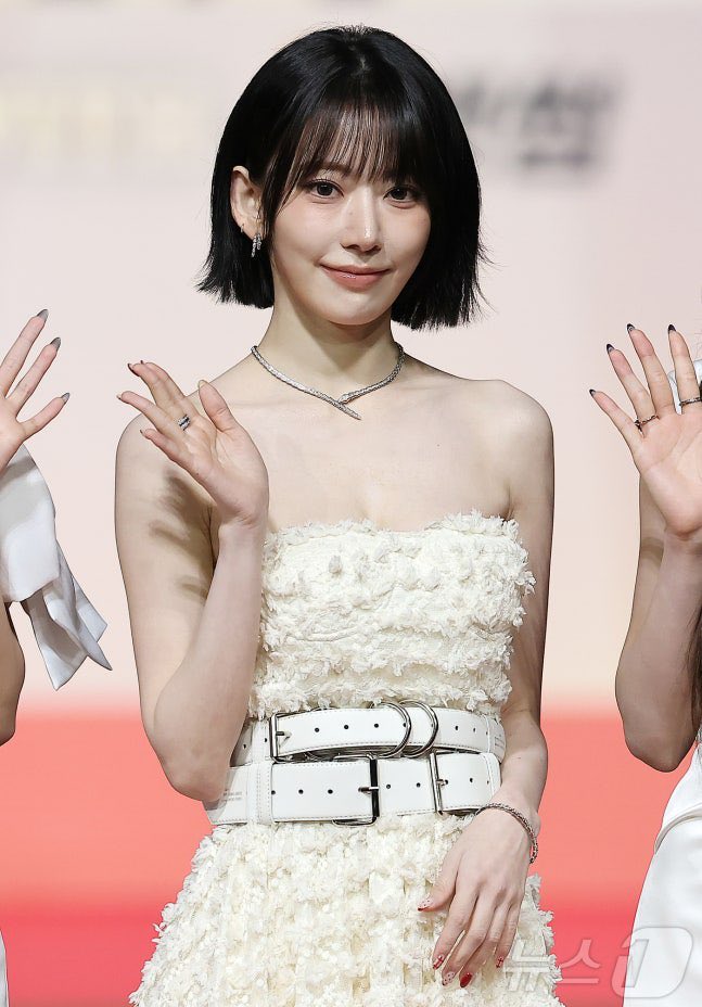 LE SSERAFIM Sakura wearing a full @Bulgariofficial Serpenti