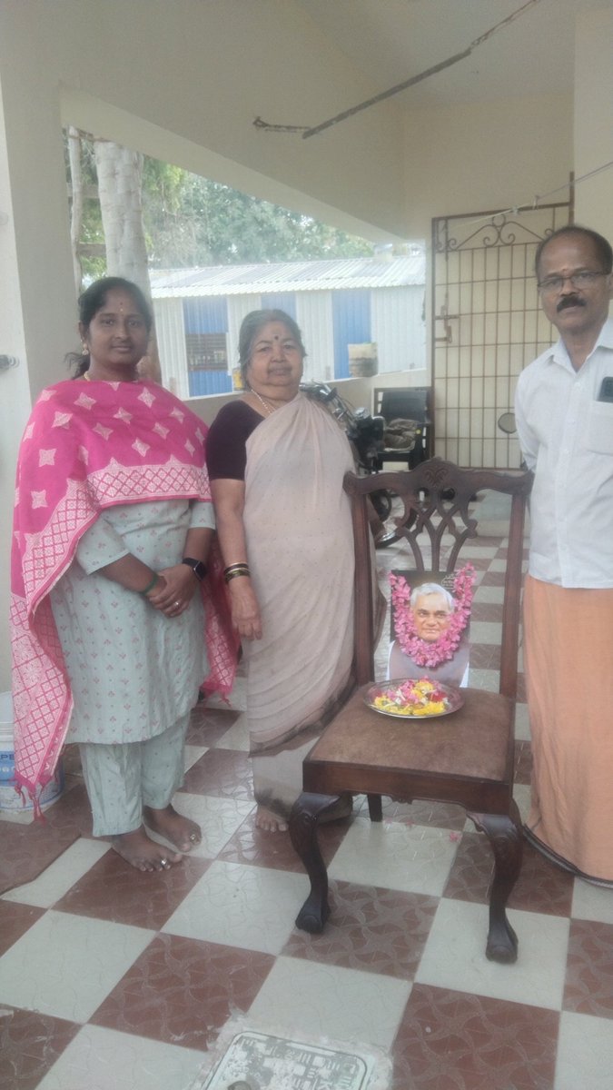 நல்லாட்சி நாயகன்  அடல்பிகாரி திரு. வாஜ்பாய் அவர்களின் 101 வது பிறந்த நாளை முன்னிட்டு இன்று எனது சக்திகேந்திரத் துக்கு  உட்பட்ட எனது மூன்று பூத்களிலும் 1,7,8 அவரது உருவப்படத்துக்கு பூ தூவி மரியாதை செலுத்தினோம்...

பரத் மாதாகி ஜெய்

<a href="/VanathiBJP/">Vanathi Srinivasan</a> 
<a href="/annamalai_k/">K.Annamalai</a> 
<a href="/BJP4TamilNadu/">BJP Tamilnadu</a>