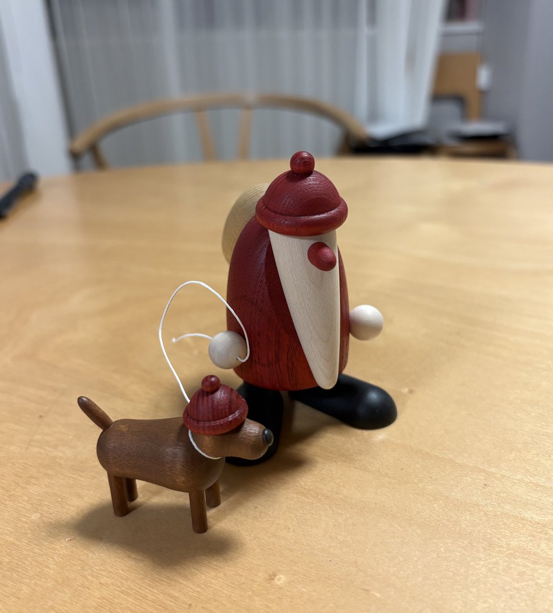 ttouchi's tweet photo. @buck_buck_1971 実は私も今年念願のサンタ犬をお迎えしました。小さいサイズですが、buckさんのブログで拝見してから10年越しの出会いでした。もうすごく気に入っています！ https://t.co/7ObYcnZdcz