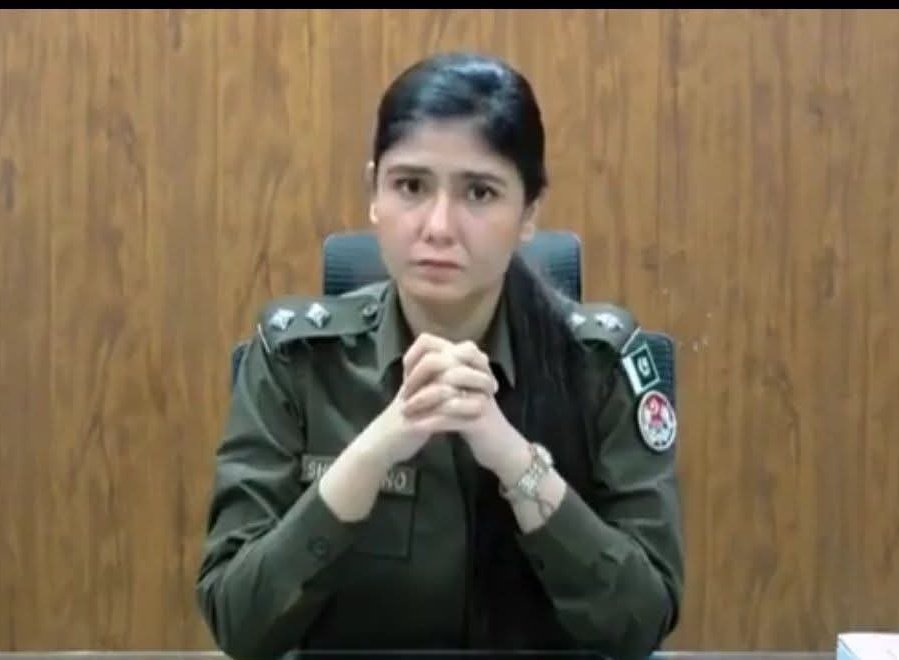 لاہور میں آئی سرجن علی زین سے دو پولیس اے ایس پیز کی جانب سے دباؤ ڈال کر 14 لاکھ روپے لینے کا معاملہ، آئی سرجن کے مطابق ایف آئی آر درج کرنے کی دھمکیاں دیکر مریضہ کو پیسے دلوانے میں اے ایس پی شہر بانو نقوی اور اے ایس پی ڈیفنس بریرہ ملوث ہیں۔ دونوں اے ایس پیز نے مختلف اوقات میں غیر