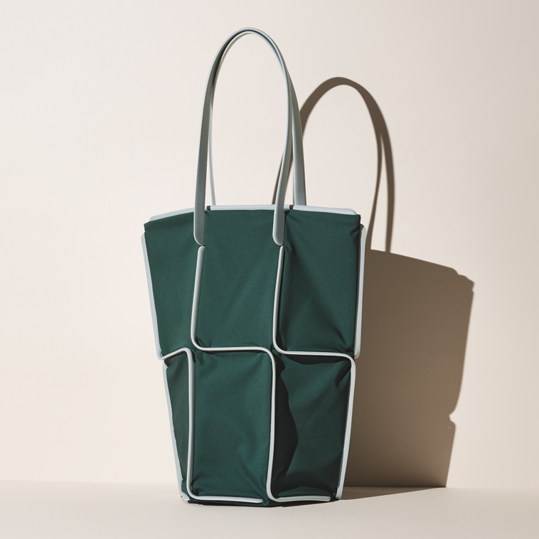 FASHIONHL's tweet image. GOOD GOODS ISSEY MIYAKE Introduces “FRAME,” a New Bag Series Balancing Structure and Softness
→fashion-headline.com/en/article/487…
#ISSEYMIYAKE #GOODGOODSISSEYMIYAKE #FRAME