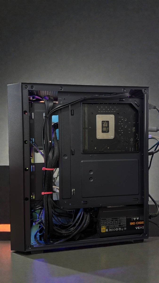 eason11210's tweet photo. 《抽獎》
賣一台二手的  但基本上新到爆

CPU：Intel i5-14400F（含原廠銅底）
主機板：Asrock B660M
記憶體：Curcial D4-3200 8G*2
SSD：ADATA S50 1TB SSD（開機、讀寫飛快）
顯示卡：PowerColor RX9070XT（高效能光追卡）
電供：EVGA 850W金牌全模
機殼：DK353

售價：四萬有找

抽一張RTX2060   客人貼換的

轉發留言分享 就有機會抽到你
5080我快抽出來了  沒看到的記得去留