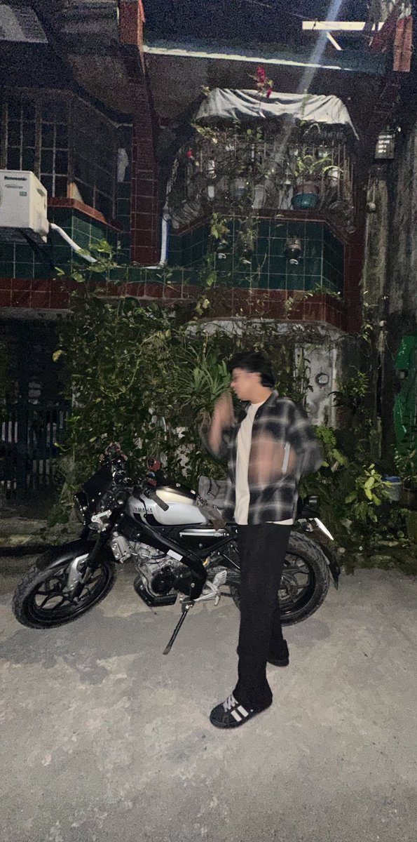 aizzzcube's tweet photo. Came straight from work to greet me yesternight.  🥺 Appreciation post for this man who's willing to drive hours, like he always does.

Merry Christmas! 🎄 https://t.co/aFzBFIT71K