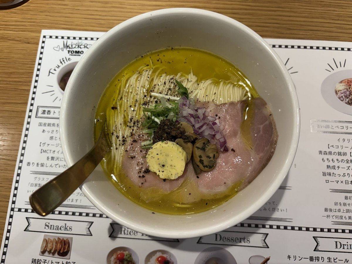 N02074696's tweet photo. MENDOKORO TOMO Premium
濃厚トリュフの鶏塩中華そば
トリュフの香りが凄くとても美味しかった
他のメニューのどれも本当に美味しそうで次回以降他は食べたい
#ラーメン　#らーめん　#ramen #MENDOKOROTOMOPremium https://t.co/VcOS9vqp6p