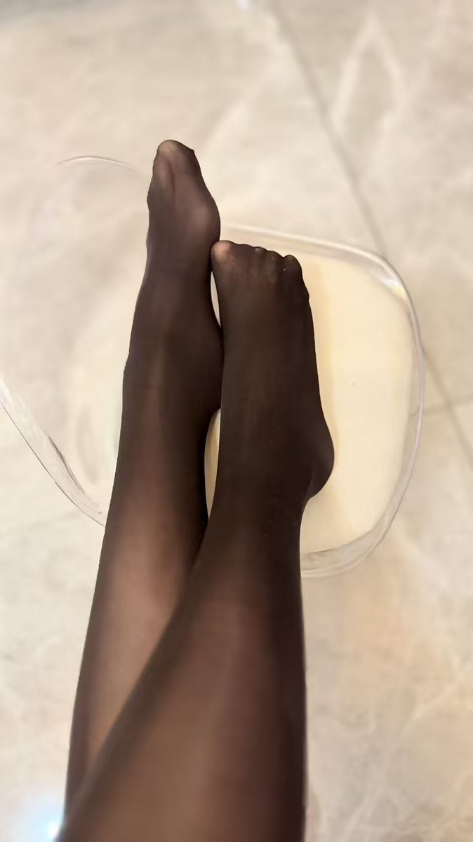 du900218's tweet photo. 喜不喜欢呀？

#丝袜 #美腿 #人妻 #人妻日常 #少妇 #少妇熟妇 #熟女 #��跟鞋 https://t.co/OS7SRxrvMy