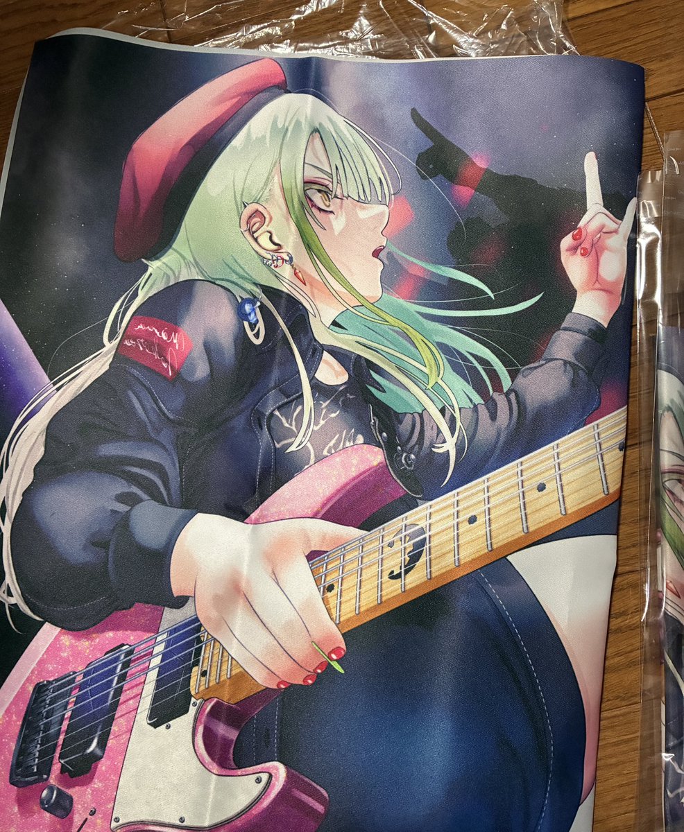 B2布ポスター届いたけど発色良いし質感良すぎんかコレ。追加印刷しよう