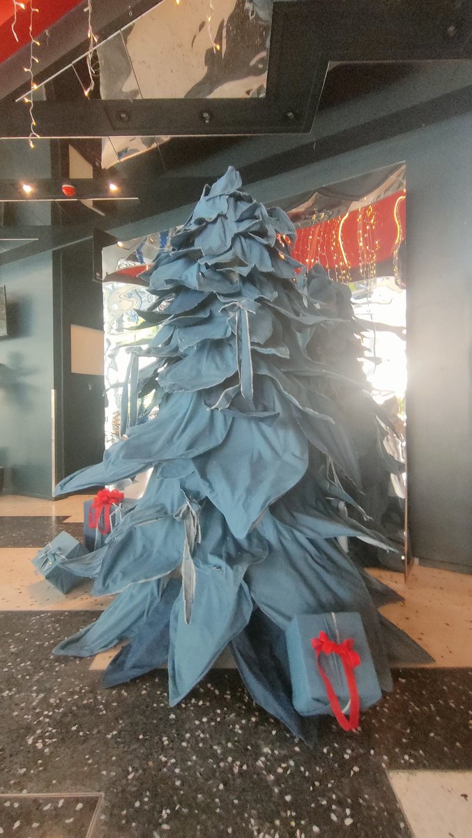 eddesign_'s tweet image. BERGERAK TETAP TERTINGGAL: QUALITY TOURISM SAJA

Laporan PHRI Bali, tingkat hunian hotel menurun 30-40% hingga mid-Desember ini. Laporan KompasTV (23•12•2025) thd pemilik &amp;amp; pelaku usaha wisata di pantai Sanur idem, tjd penurunan 20-30%. 

Gubernur Koster membantah realitas itu,…