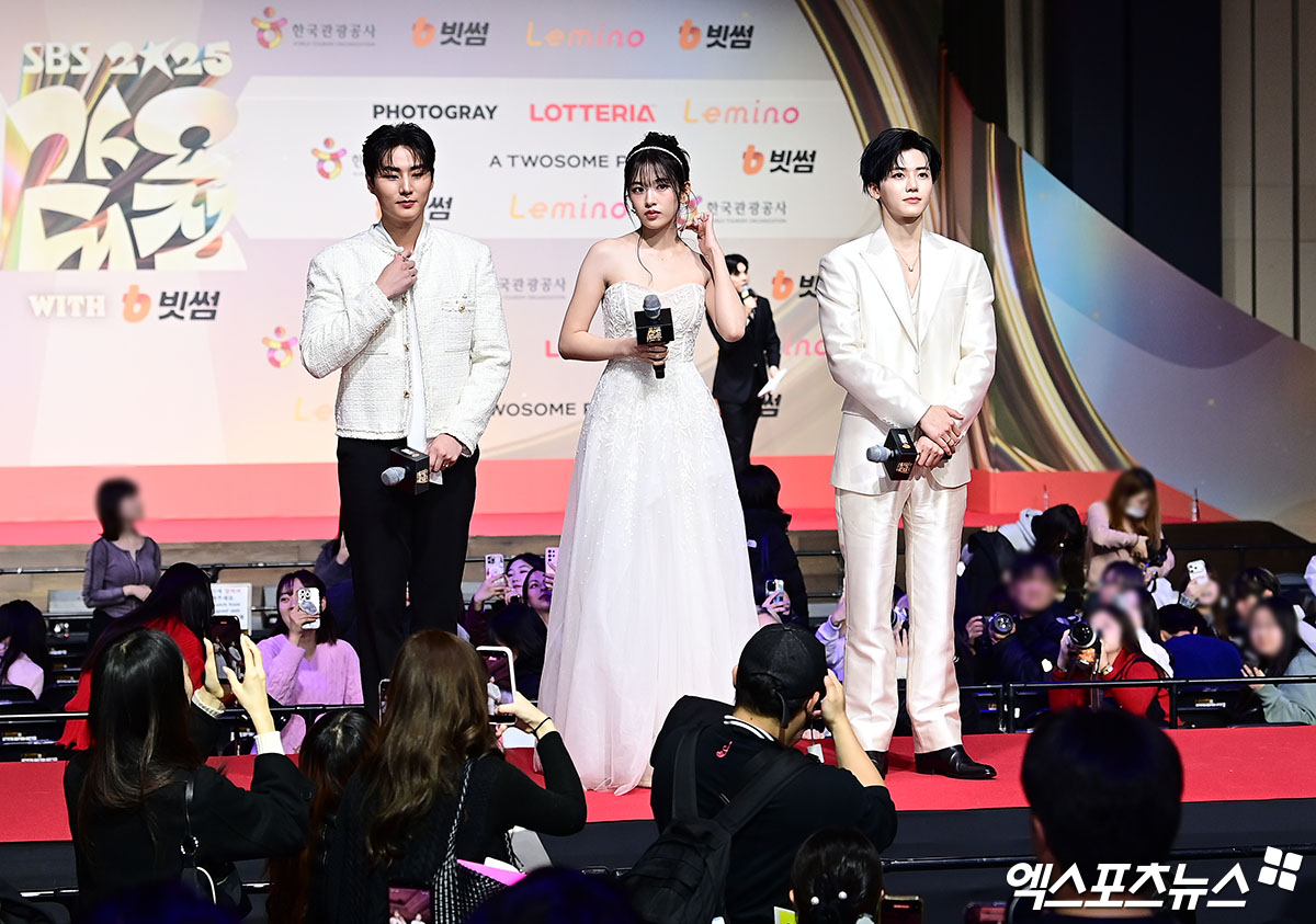 carpediemk1219d's tweet image. 251225 #영케이 가요대전 레드카펫