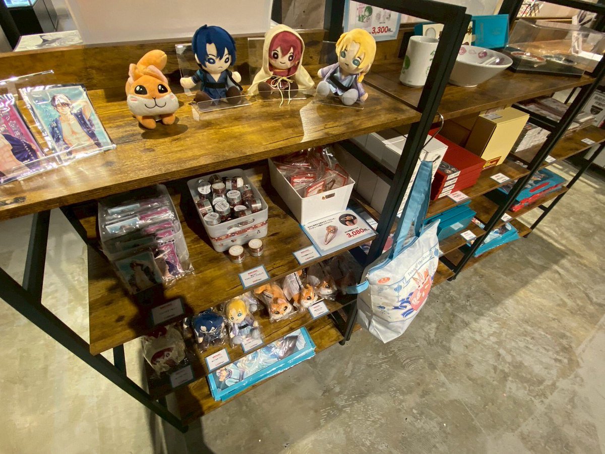 ヨナ大原画横浜展､終了まであと5日！足を運んで下さった方ありがとうございます！コラボ飯も皆さん楽しそうに通ってらして嬉しい☺️食べたい🤤
追加展示の血の盃編カラーは、今が1番色褪せがない状態ですので。見るなら今ですよ〜
（写真は設営時に担当さんが撮影。通常は原画や物販場所撮影禁止です）