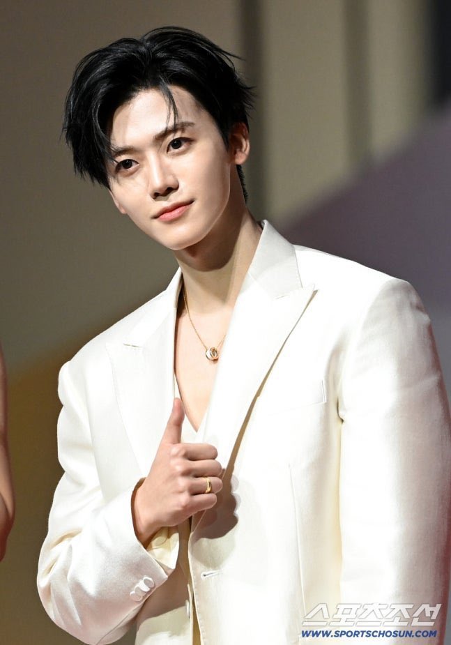 แจมินวันนี้หล่อแตกแตนมากอ่ะคุณmc สุดหล่อใด ๆ แล้วเสื้อผ้าหน้าผมถูกต้องทั้งหมดนี่มันเจ้าบ่าวปะคะ หล่อจังเลยㅠㅠㅠㅠ หน้าตาดีมากก