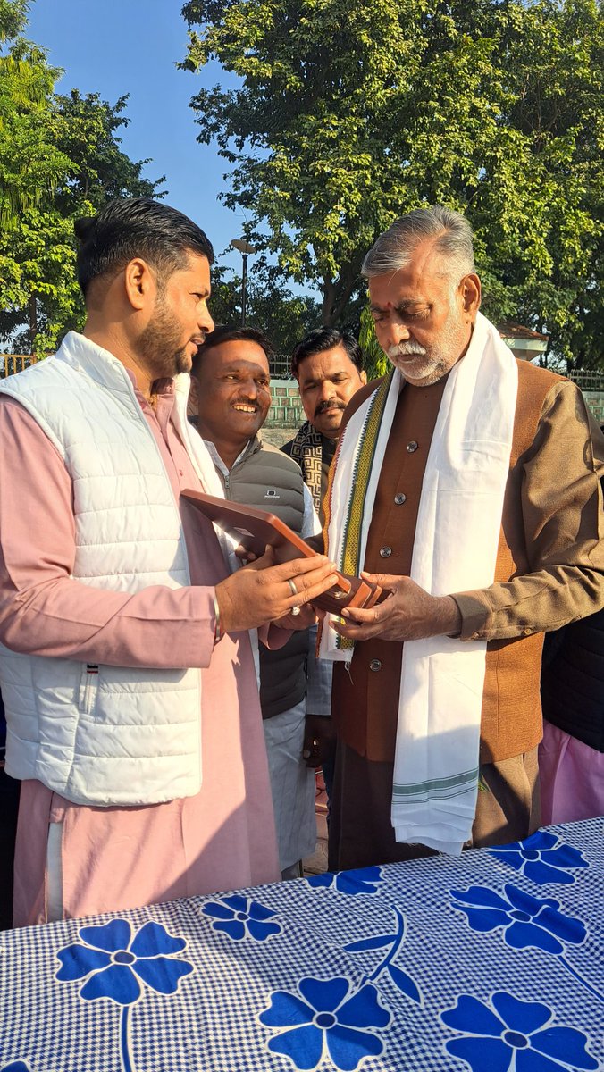 भारत रत्न श्रद्धेय अटल बिहारी वाजपेयी जी की जन्म जयंती के अवसर पर उनकी प्रतिमा पर माल्यार्पण कर श्रद्धा सुमन अर्पित किए।
मान. मंत्री प्रहलाद सिंह पटेल जी भाईसाब का सम्मान चिन्ह भेंट कर किया....
<a href="/prahladspatel/">Prahlad Singh Patel ( वृक्ष से जल, जल से जीवन)</a> <a href="/KanoongoPriyank/">प्रियंक कानूनगो Priyank Kanoongo</a> <a href="/Hkhandelwal1964/">Hemant Khandelwal</a> <a href="/HitanandSharma/">हितानंद Hitanand</a>