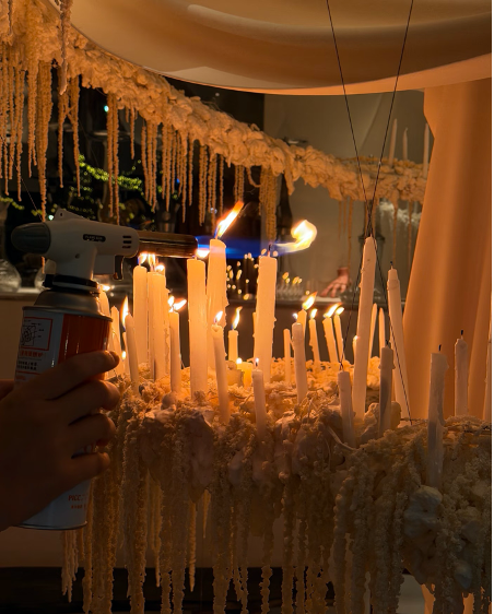 HainanToday's tweet image. 🎄Haikou's #Spinning #Christmas #Candle!
Tired of the same old Christmas photos? Head to Aroma Coast Bar in Haikou for something truly unique: hand-made spinning Christmas candle installation! It's not just for show—come make a wish when it's lit!
The Magic Moments:
🕯️ Christmas