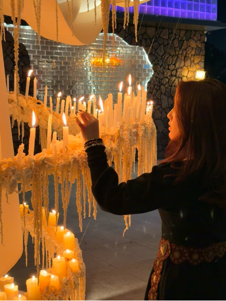HainanToday's tweet image. 🎄Haikou's #Spinning #Christmas #Candle!
Tired of the same old Christmas photos? Head to Aroma Coast Bar in Haikou for something truly unique: hand-made spinning Christmas candle installation! It's not just for show—come make a wish when it's lit!
The Magic Moments:
🕯️ Christmas