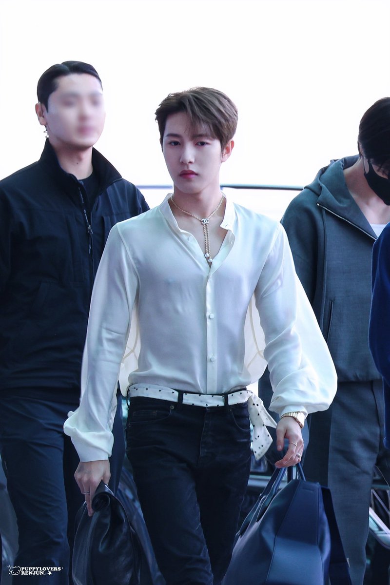 mrhuang323's tweet image. If only the fit was like this 

I wonder why the stylist doesn't have good taste