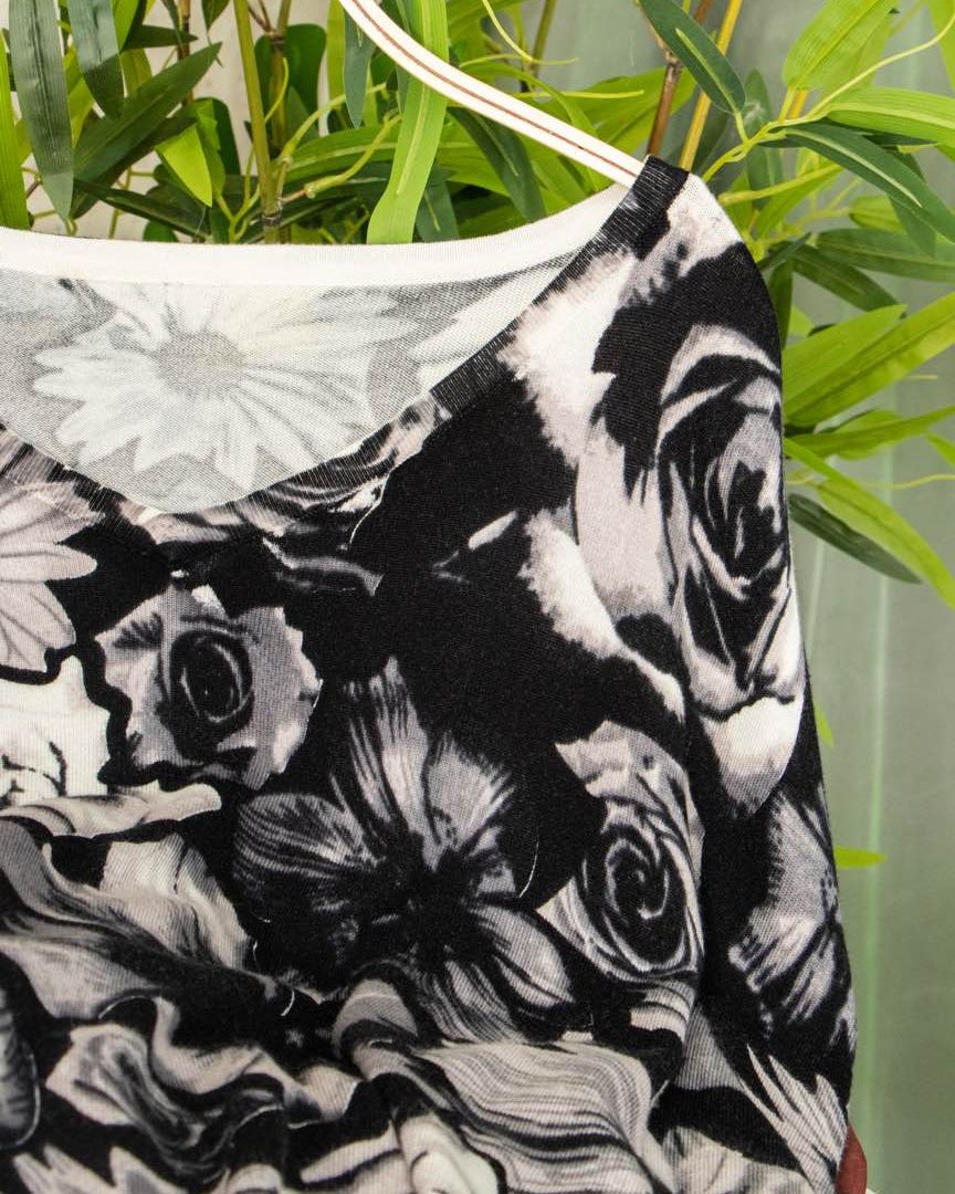 ClothingSst's tweet photo. Dive into this striking black-white floral top—lush rose prints, breezy silhouette, and instant vibe upgrade for any casual look. Art meets comfort in one easy piece ✨
#FloralVibes #BoldPatterns #EffortlessStyle #MonochromeChic #sustainable https://t.co/eHimOcBBb8
