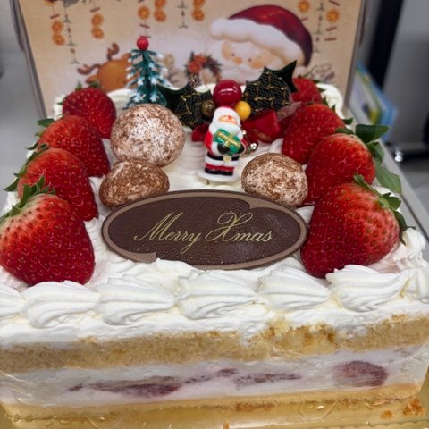 IsoStaff's tweet photo. お疲れ様です🙇‍♀️

メリークリスマス🎅🎄

会員さんからクリスマスケーキ頂きました🎂
とっても美味しかったです🥰

年の瀬も迫っておりますが、
大掃除ややり残したことなどは無いでしょうか？
仕事納めがしっかり出来るように
私ももうちょっと頑張ろうと思います！💪
#企業公式がお疲れ様を言い合う https://t.co/5cuCI5ZLV6