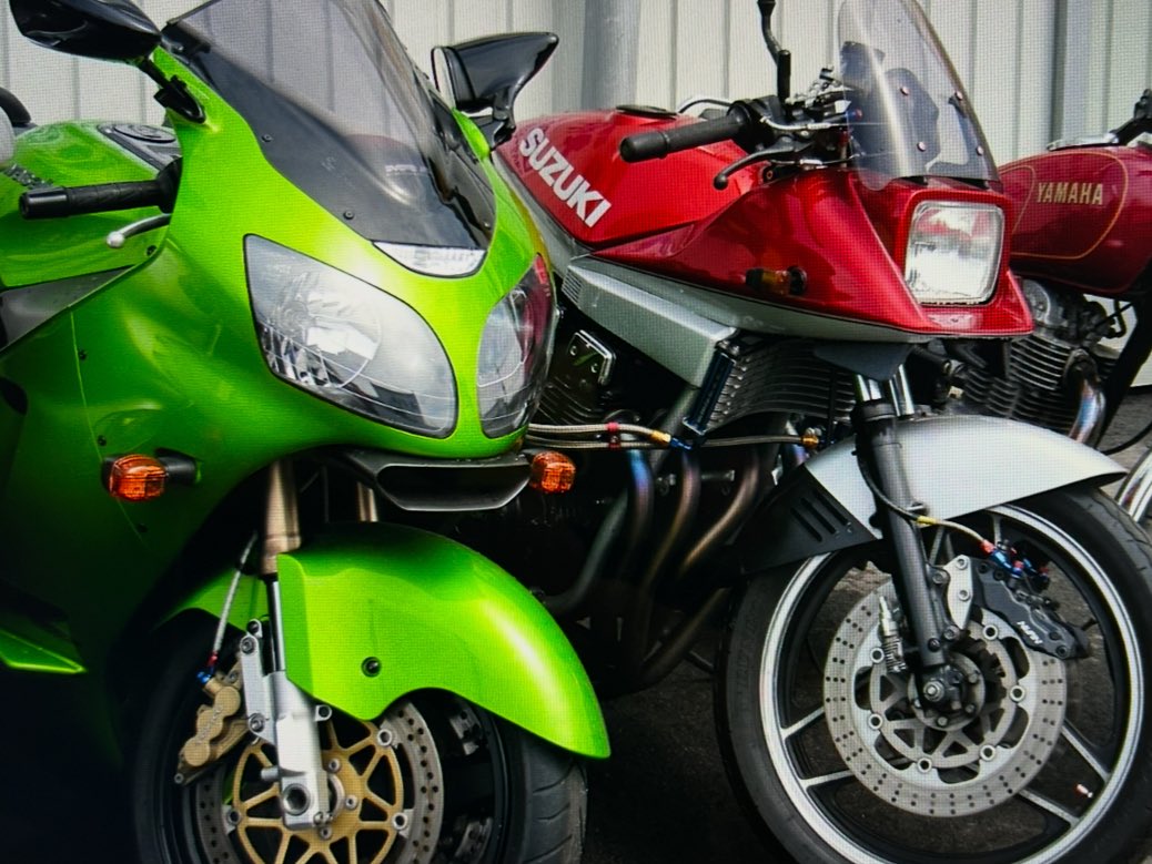 クリスマスなので赤と緑を貼ろうよ 昔乗っていたZX12RとGSX1100S。 何