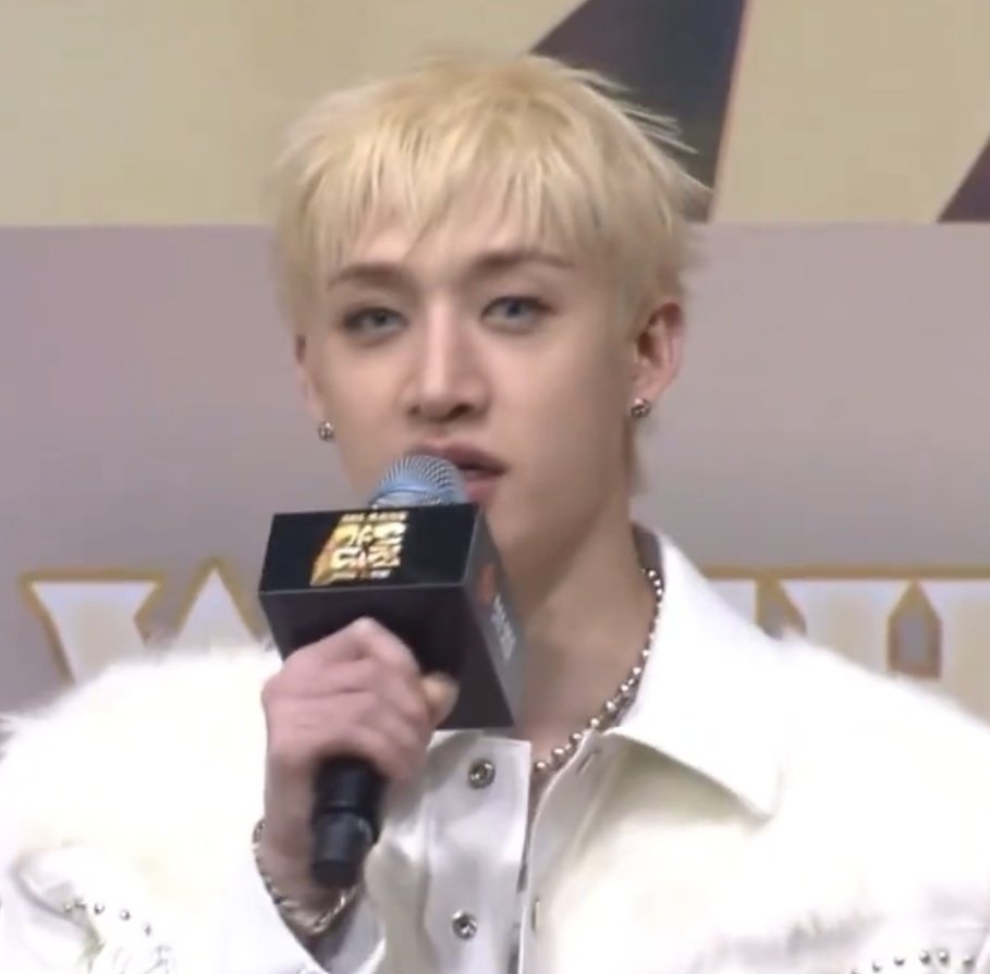 httpshyunchanie's tweet image. all that's left is for it to be dyed orange and we'll have red lights chan back
#SBSGAYODAEJEON2025 #BangChan #StrayKids