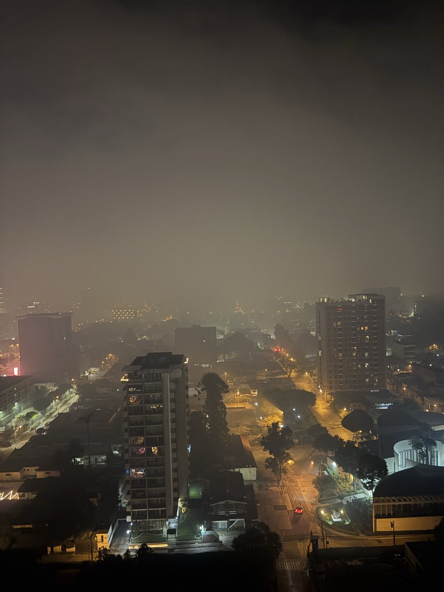 #Alerta.
Luego de la quema de pólvora hay una enorme capa de contaminación sobre la Ciudad de Guatemala.

Si son alérgicos, deben permanecer adentro de sus hogares.