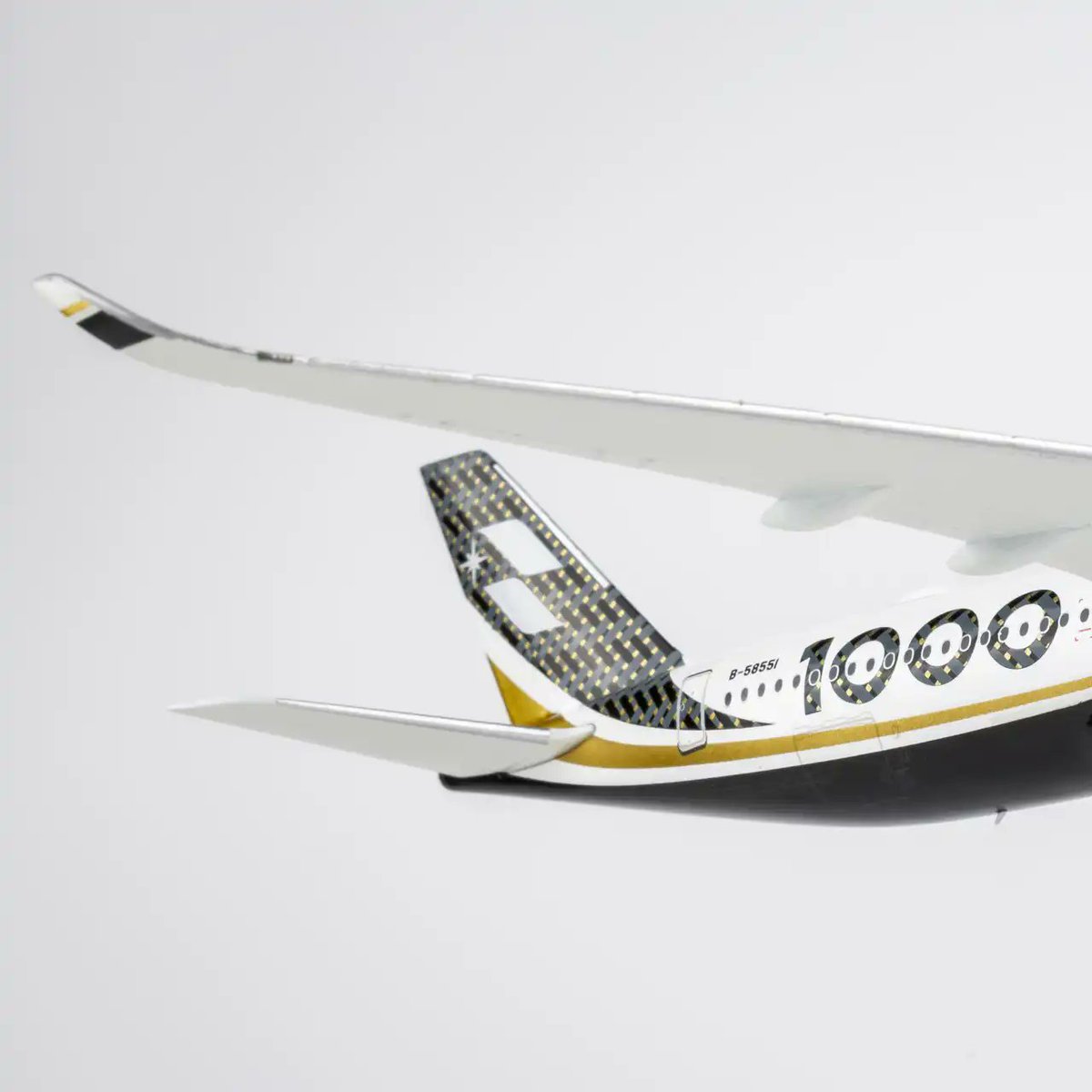 ModelAirliner's tweet photo. 本日のおすすめ
🔴即日発送可能🔴
(ULTIMATE COLLECTION)1/400 A350-1000 スターラックス航空 B-58551 スタンド付き
👇👇👇👇👇👇👇👇👇
https://t.co/Gypw6kV5cY

＃旅客機模型
＃飛行機模型専門店
＃飛行機模型
#NGmodels https://t.co/FgXWeuoo8h