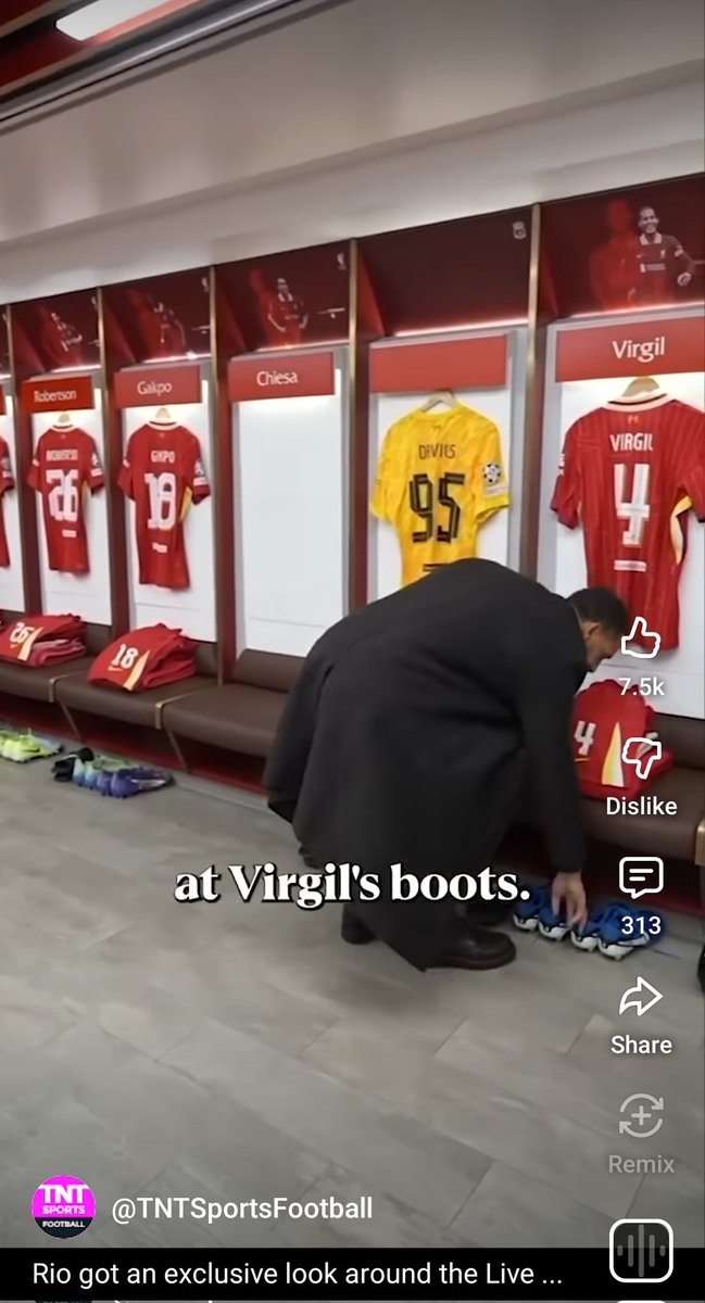 harsh1071's tweet photo. @Teamgyokeres An average defender Bowing down to the legend #VanDijk https://t.co/3NNXLUYt9e