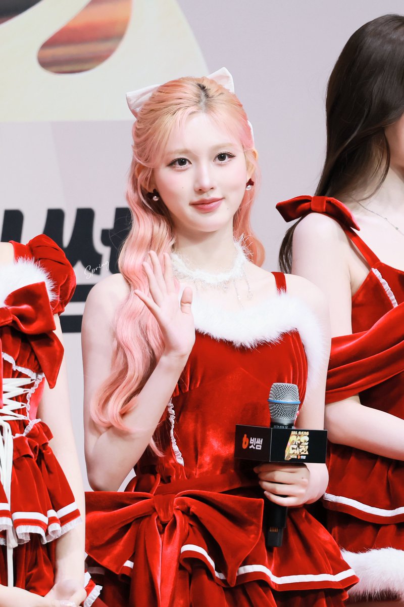 spring__0924's tweet image. 251225｜SBS🎄
#ive #GAEUL #김가을 #가을 #아이브