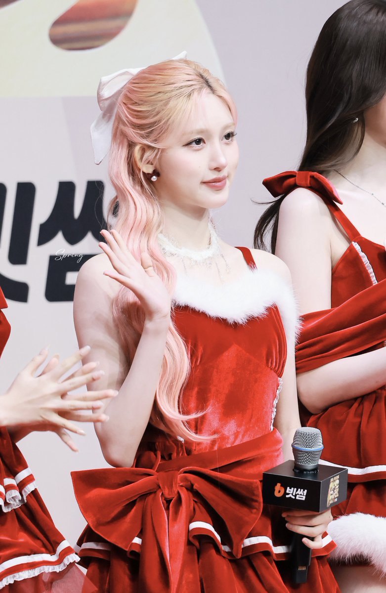 spring__0924's tweet image. 251225｜SBS🎄
#ive #GAEUL #김가을 #가을 #아이브