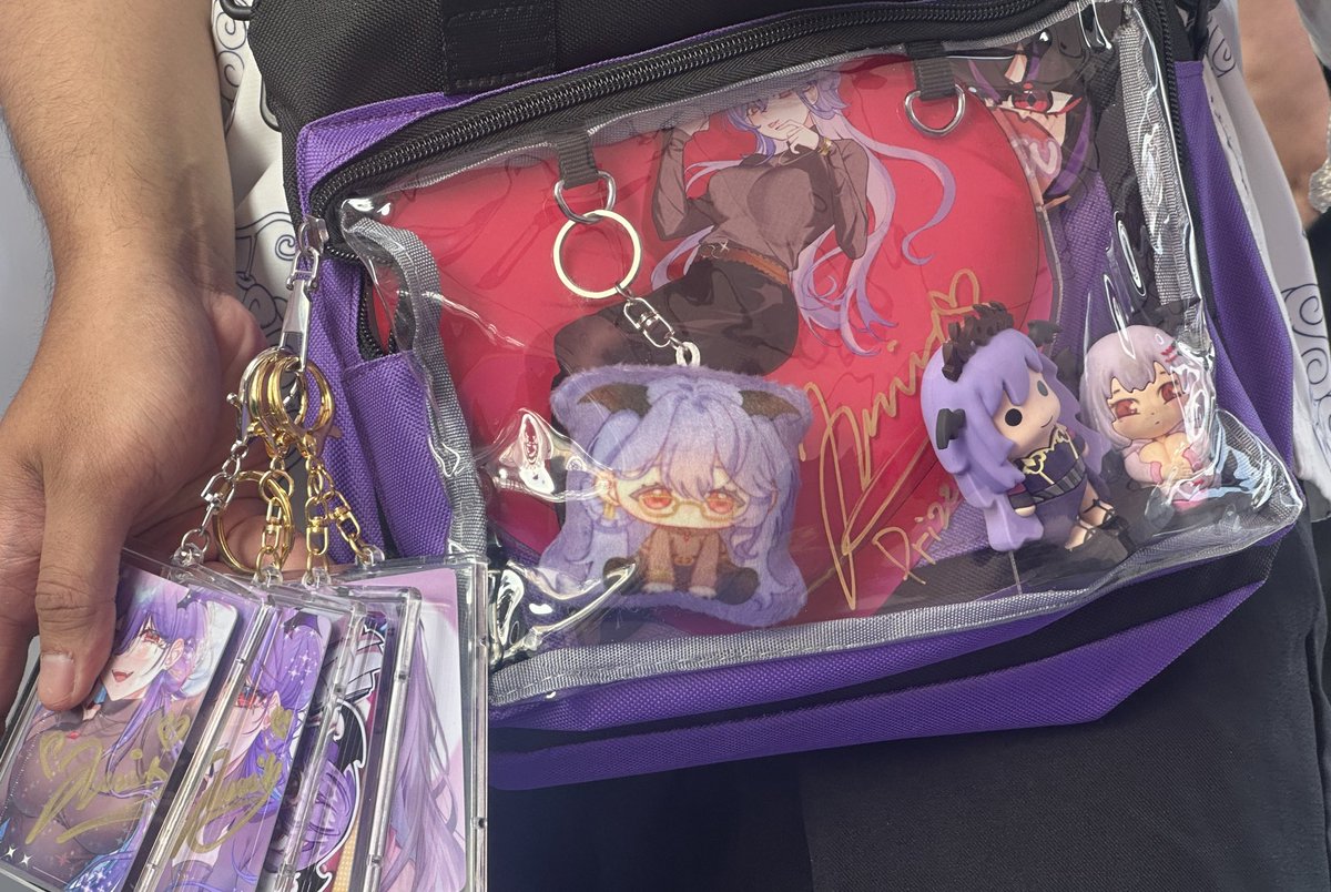 MythiaVTuber's tweet image. my christmas gift? 
ngeliat kalian ngumpulin merch aku trs dipajang atau dijadiin merch shrine/ita bag 🥹

thank u guys... emg kalian terbaik 💜