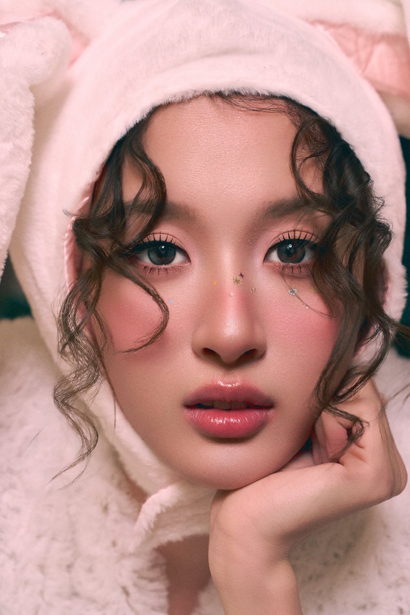 view_benyapa's tweet photo. Santa might be late, but can I come to you first?🐰🎁🎄 https://t.co/rYIKnqXtBt