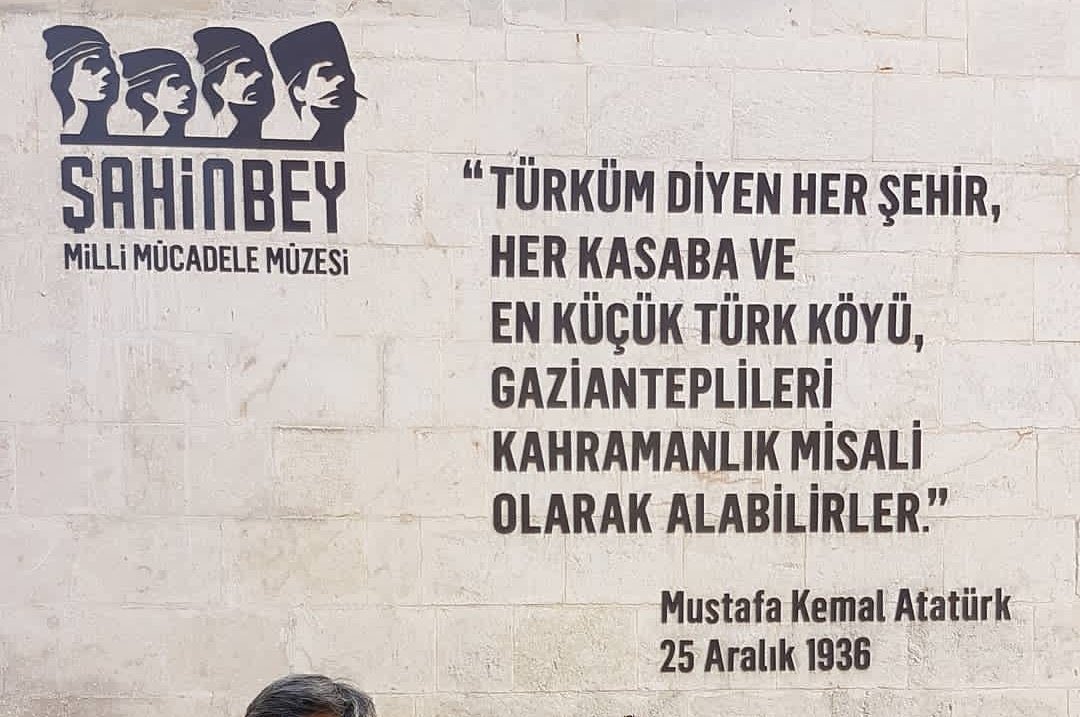 Zerdali çekirdeğinden ekmek, 
Ne mermi vardı ne de tüfek, 6317 şehit, herif, avrat, uşak, devşek,
Antep değil Gaziantep demek gerek!

25 Aralık Gaziantep’in kurtuluşunun 104. yılı kutlu olsun.🇹🇷
#25aralık #Gaziantep